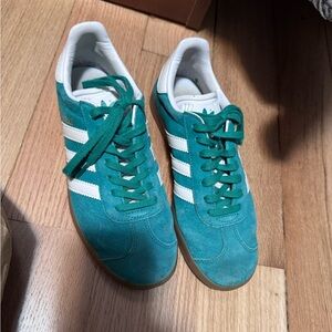 Adidas Men's Teal and White Sneakers 5.5 men is a 7 in women
